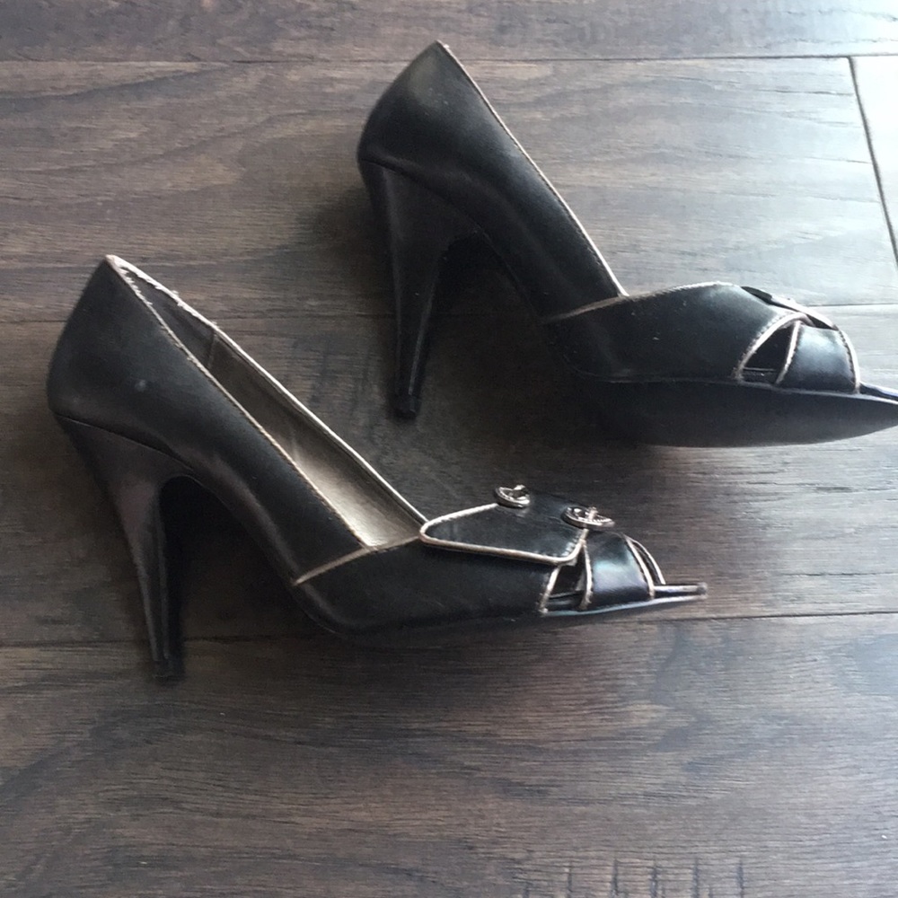 Ann Marino size 6 black pumps with peep toe